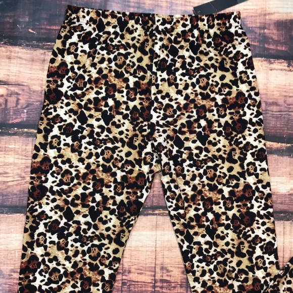 << PLUS Size Soft Leopard Leggings >> - Picture 2 of 5